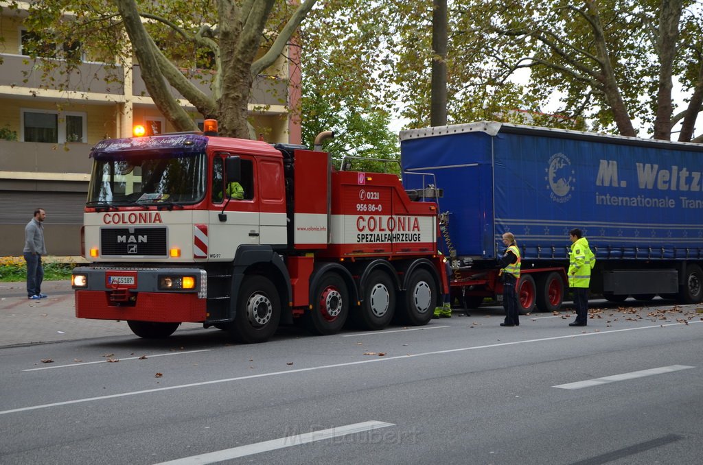 LKW verliert Auflieger Koeln Boltensternstr Pasteurstr P2020.JPG